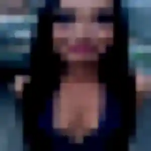 Karima, 24 ans, en ligne à Saint-Martin-en-Haut pour une rencontre coquine